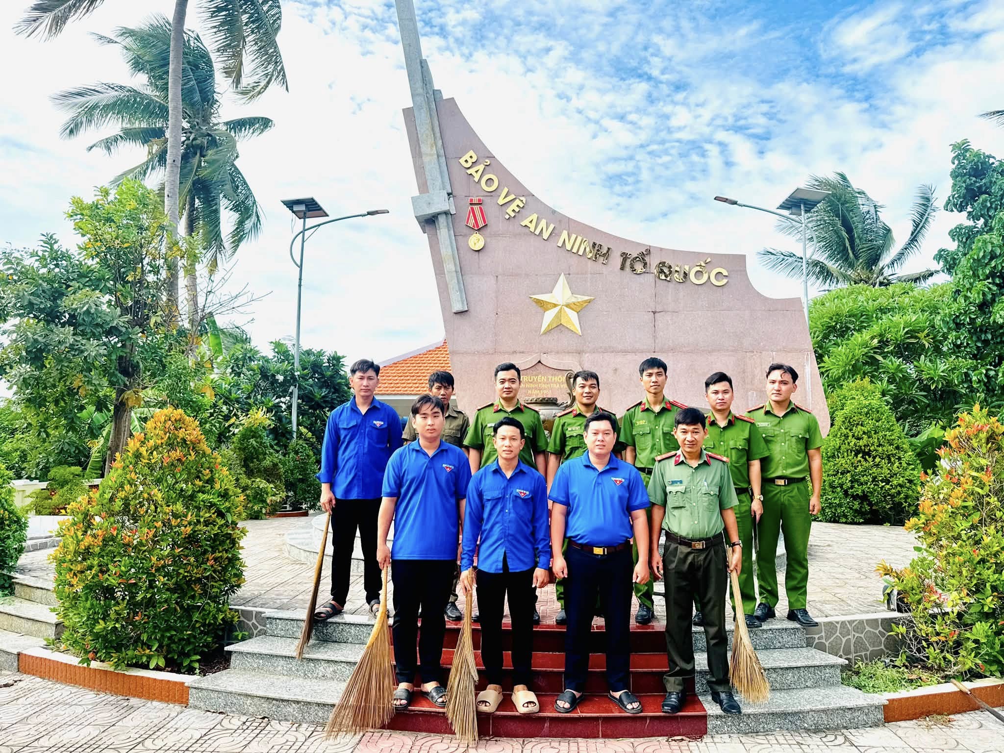 XÃ ĐOÀN ĐÔNG HẢI CÙNG VỚI CHI ĐOÀN CÔNG AN XÃ RA QUÂN DỌN DẸP VỆ SINH KHU DI TÍCH BAN AN NINH CÔNG AN TỈNH