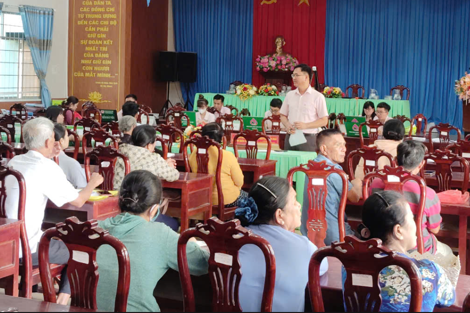 PHÓ GIÁM ĐỐC CHI NHÁNH NGÂN HÀNG CHÍNH SÁCH XÃ HỘI TỈNH VĨNH LONG KIỂM TRA HOẠT ĐỘNG TẠI ĐIỂM GIAO DỊCH XÃ ĐÔNG HẢI