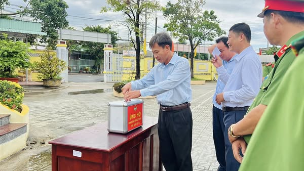 Xã Đông Hải hưởng ứng lời kêu gọi ủng hộ đồng bào khắc phục hậu quả bão số 10