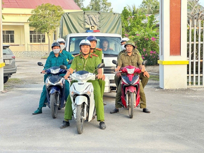 Công an xã Đông Hải, tỉnh Vĩnh Long ra quân giải tỏa, lập lại trật tự hành lang an toàn giao thông