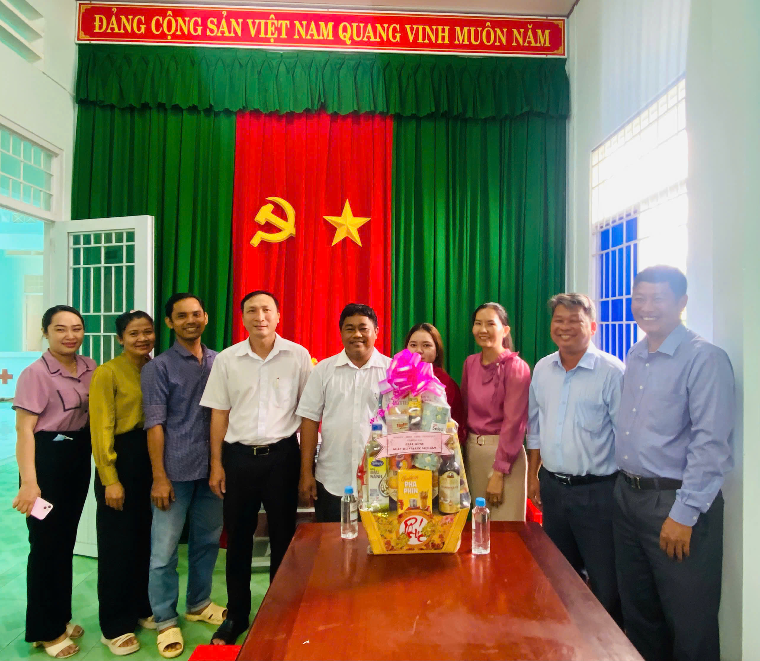 ĐẢNG ỦY – HĐND – UBND – UBMTTQ VIỆT NAM XÃ ĐÔNG HẢI
THĂM, TẶNG QUÀ CHÚC MỪNG NGÀY THẦY THUỐC VIỆT NAM 27/2
